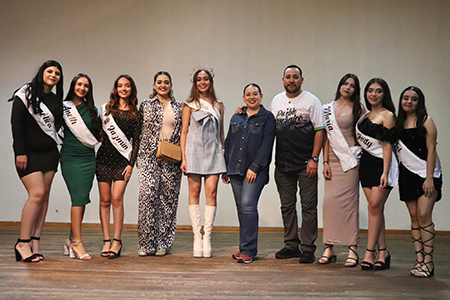El alcalde Roberto Lucero encabezó la inauguración de la Feria Casas Grandes 2025, donde se presentaron las candidatas a Reina. La coronación será este domingo en uno de los actos más esperados.
