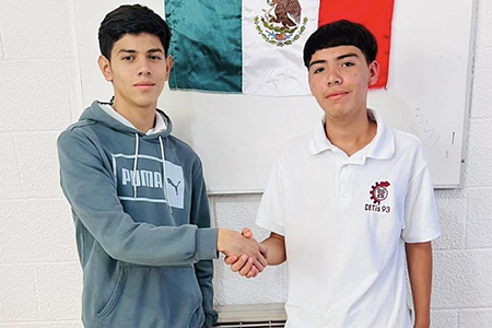 Un estudiante del CETis 93 en Chihuahua devolvió 500 pesos extraviados por un compañero, gesto que fue reconocido por autoridades escolares como un ejemplo de honestidad.