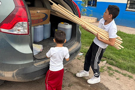 La Primaria Ramón López Velarde en Chihuahua lanzó una colecta de víveres y artículos básicos para apoyar a familias de Colonia Juárez afectadas por recientes inundaciones. La comunidad puede sumarse con despensas, útiles y ropa.