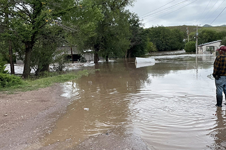 Protección Civil de Chihuahua emitió aviso preventivo por lluvias fuertes y vientos de hasta 55 km/h este fin de semana. Se esperan tolvaneras en el tramo Ahumada-Juárez y tormentas eléctricas en la Sierra.