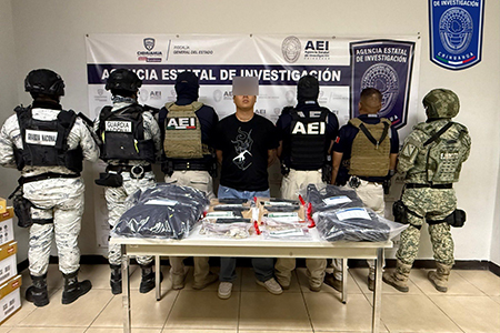 AEI, Ejército y Guardia Nacional rescataron a 17 personas en Ciudad Juárez, entre ellas dos menores, y detuvieron a un hombre armado.