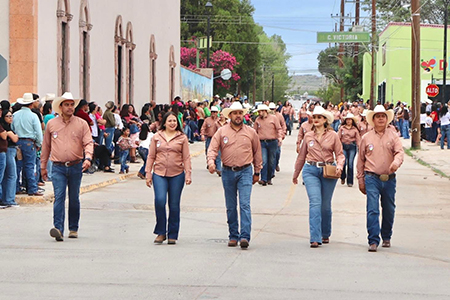 Casas Grandes celebró el 215 aniversario de la Independencia con un desfile encabezado por Roberto Lucero Galaz y la participación de escuelas y Ejército.