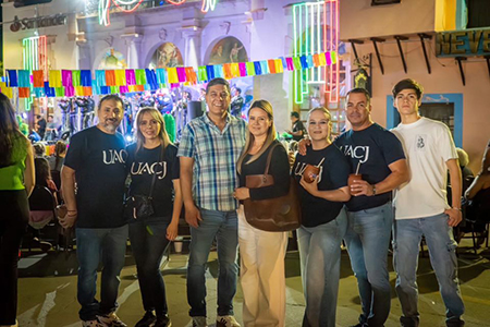 Más de mil asistentes participaron en la callejoneada “Viva México Viva el norte” de la UACJ en el Pueblo Mágico de Casas Grandes, con música y cultura.