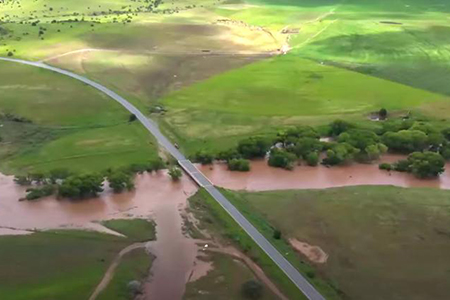 El río El Carmen inundó el puente de Flores Magón y varios tramos de la carretera a Nuevo Casas Grandes. Autoridades cerraron la vía por seguridad.