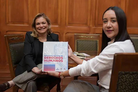 La gobernadora Maru Campos presentó el Programa Estatal de Derechos Humanos 2024-2027 en formatos accesibles: braille y lengua rarámuri, reforzando el compromiso con la inclusión.