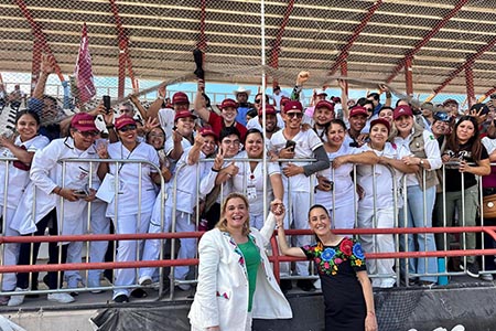 Claudia Sheinbaum visitó Ciudad Juárez donde destacó el programa Salud Casa por Casa y reconoció a los servidores de la salud del noroeste, con quienes incluso se tomó una selfie al concluir su informe “La Transformación Avanza”.