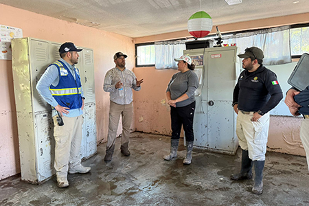 Tras la inundación en Colonia Juárez, continúan las labores de limpieza y apoyo a familias afectadas. El alcalde Roberto Lucero llamó a la solidaridad de empresarios y ciudadanía.