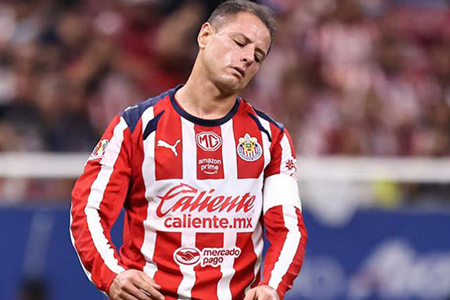 Tras la derrota ante Toluca, aficionados de Chivas exigieron la salida de Javier “Chicharito” Hernández, cuestionando su falta de goles y liderazgo. El delantero no marca desde febrero y su continuidad genera polémica.