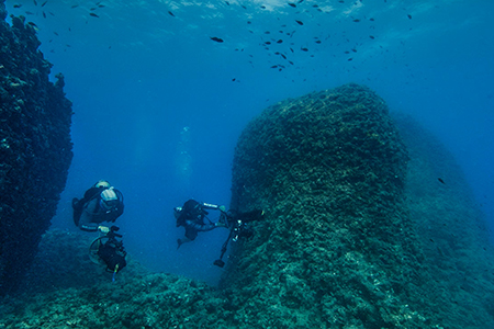 Arqueólogos descubrieron un puerto sumergido cerca de Taposiris Magna en Egipto, un hallazgo que podría ofrecer pistas cruciales sobre el paradero de la tumba de Cleopatra, la última reina ptolemaica, y desentrañar uno de los mayores misterios de la antigüedad.