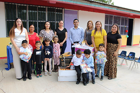 La alcaldesa Edith Escárcega entregó un minisplit y kits escolares al Jardín de Niños Francisco I. Madero en la colonia Madero, beneficiando a estudiantes y familias.