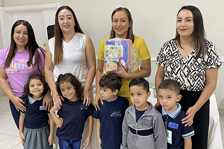 El Gobierno Municipal de Nuevo Casas Grandes entregó 300 kits de útiles escolares a estudiantes de primarias y preescolares, beneficiando a nueve instituciones educativas.