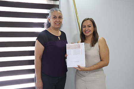 Edith Escárcega entregó un apoyo de 10 mil pesos a La Gaviota en Nuevo Casas Grandes para que su personal participe en capacitaciones de Fechac.