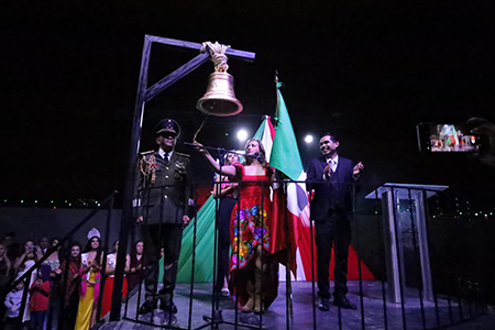 La presidenta Edith Escárcega encabezó el Grito de Independencia en Nuevo Casas Grandes, conmemorando el 215 aniversario con música, honores y pirotecnia.
