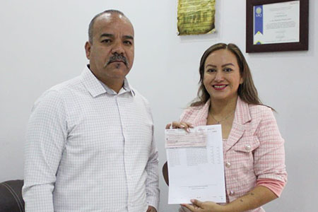 La presidenta Edith Escárcega entregó apoyo económico a la IAFCJ de Nuevo Casas Grandes para mejorar su templo y fortalecer la convivencia comunitaria.