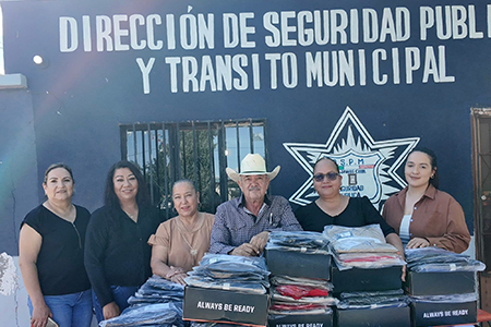 Elementos de la Dirección de Seguridad Pública de Janos recibieron uniformes completos por parte del alcalde Joel Loya Márquez. La acción refuerza la identidad y desempeño de los policías municipales.