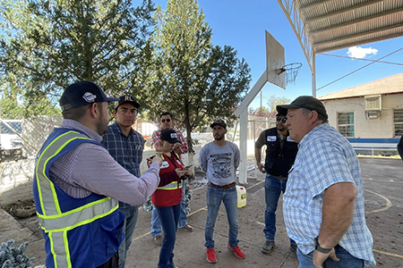 El ICHIFE entregó mobiliario, pintura y calentones en escuelas de Colonia Juárez tras la inundación por el río Piedras Verdes. Además, se anunció la rehabilitación de la primaria Niños Héroes y la telesecundaria Benito Juárez, garantizando espacios seguros para los estudiantes de la región.
