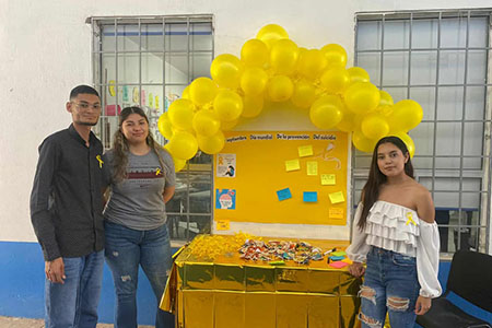 Estudiantes de Pedagogía de la UPNECH en Chihuahua lanzan una campaña por el Día Mundial de la Prevención del Suicidio, fomentando el diálogo y la empatía entre jóvenes universitarios con mensajes positivos y moños amarillos. Un acto de solidaridad y conciencia.