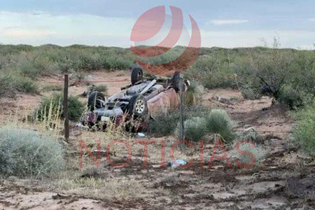 Dos adultos mayores murieron en una volcadura en la carretera Juárez–Janos, mientras una mujer resultó lesionada y fue trasladada a un hospital.