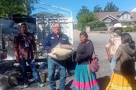 El Gobierno del Estado llevó apoyo alimentario y vacunas contra el sarampión a comunidades de Buenaventura, aplicando 167 dosis y entregando 220 despensas en coordinación con la Secretaría de Salud, SPyCI y DIF Estatal.