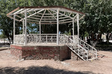 El municipio de Janos inició la remodelación de su plaza principal con mejoras en infraestructura y áreas verdes para fortalecer la convivencia familiar.