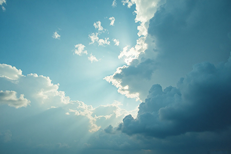 Investigadores de la Universidad de Waseda detectaron microplásticos en las nubes, lo que podría alterar la formación de lluvias y el equilibrio climático. El hallazgo alerta sobre cómo estos contaminantes alcanzan la atmósfera y amenazan la salud de los ecosistemas.