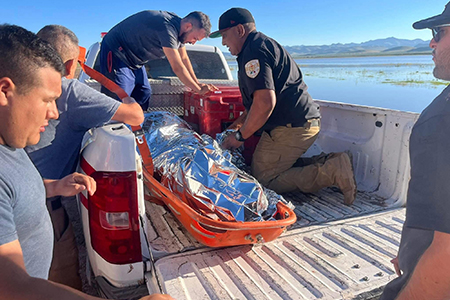 Un joven en aparente estado de ebriedad fue rescatado con vida por elementos del Cuerpo de Bomberos de Nuevo Casas Grandes, luego de que quedara atrapado en la Laguna Fierro la mañana del domingo. La víctima, de 25 años, presentaba signos de hipotermia al momento de ser atendida.