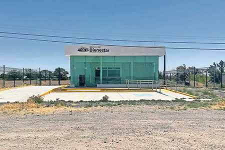 Largas filas se registraron en el Banco del Bienestar de Nuevo Casas Grandes tras la falla del cajero automático, lo que obligó a los usuarios a esperar horas en ventanilla para cobrar el apoyo bimestral.
