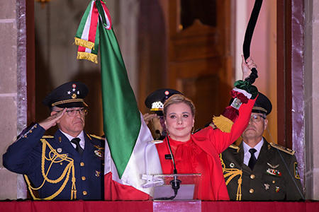 Con un emotivo mensaje de unidad, Maru Campos dio el Grito en Chihuahua, acompañada de autoridades civiles y militares, y una fiesta popular con música.