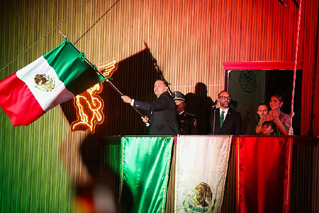Ciudad Juárez celebró el Grito de Independencia con 50 mil asistentes en el Monumento a las Banderas. Hubo música, drones y pirotecnia en una noche de gran fervor patrio.