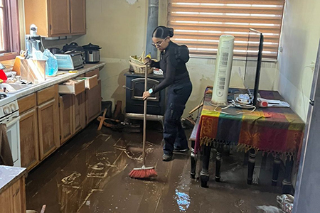 Con labores de limpieza y asistencia a damnificados, más de 60 cadetes del Instituto Estatal de Seguridad Pública apoyaron a familias afectadas por las inundaciones en Casas Grandes, reafirmando el compromiso de la SSPE con la ciudadanía chihuahuense.