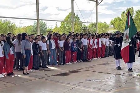En Chihuahua inició el ciclo escolar 2025-2026 con más de 686 mil estudiantes en 5,283 planteles. Se entregarán útiles, mochilas y se aplicará una campaña de vacunación contra el sarampión en coordinación con el sector salud.