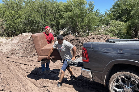 Médicos de Nuevo Casas Grandes entregan muebles, medicinas y apoyo a más de 100 familias de Colonia Juárez afectadas por la inundación del río Piedras Verdes.