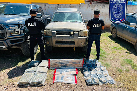 Fiscalía aseguró armas de fuego, cartuchos, ropa tipo camuflaje y un vehículo en un domicilio de Casas Grandes. Lo decomisado quedó a disposición del Ministerio Público.