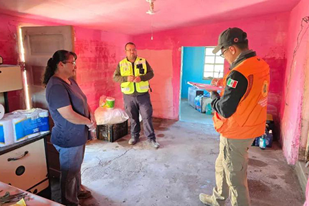 La CEPC reportó 30 viviendas y tres escuelas dañadas por inundaciones en Casas Grandes. Familias reciben apoyo con refugios, insumos y trabajos de recuperación.