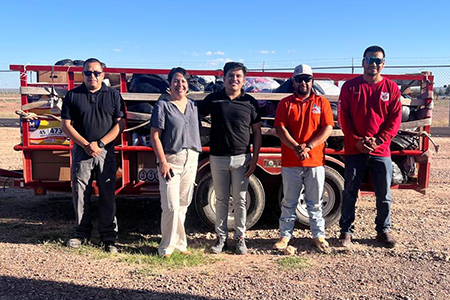El presidente seccional de Puerto Palomas, Gustavo Soto, encabezó la entrega de alimentos, ropa y apoyos económicos a familias de Colonia Juárez afectadas por la reciente inundación, con el respaldo de voluntarios, bomberos e instituciones educativas.