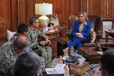La gobernadora Maru Campos encabezó reunión con Ejército y Guardia Nacional para reforzar estrategias de seguridad en Chihuahua con bases de operaciones y helicóptero de vigilancia en Ciudad Juárez.
