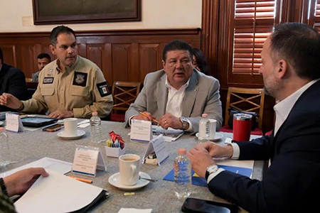 Autoridades de los tres niveles de gobierno se reunieron en la Mesa de Construcción de Paz para reforzar la seguridad y la campaña de vacunación en Chihuahua.