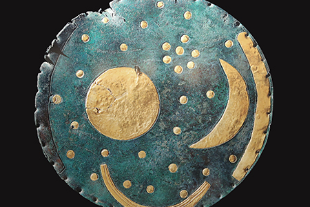 Un nuevo estudio revela que el Disco Celeste de Nebra, con 3,600 años de antigüedad, fue forjado con 10 ciclos de calor en la Edad de Bronce.