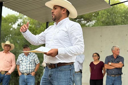 El alcalde Roberto Lucero Galaz se reunió con familias de Colonia Juárez afectadas por inundaciones, donde anunció apoyos, reubicación de predios y proyectos de infraestructura para prevenir futuras contingencias.