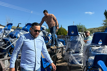 El presidente municipal Roberto Lucero entregó equipo de cómputo, mochilas y mobiliario escolar en escuelas de Colonia Juárez y Casas Grandes, reafirmando su compromiso con la educación.
