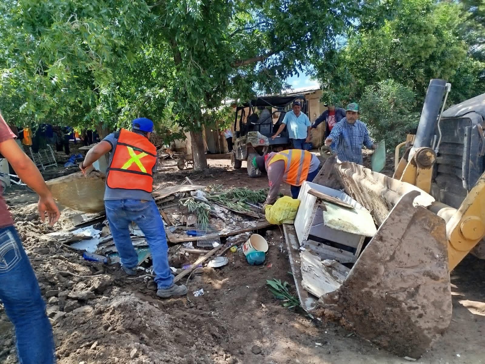El Gobierno del Estado retiró más de 22 mil toneladas de escombro y basura en la Colonia Juárez, Casas Grandes, además de rehabilitar 8 mil m² de calles con maquinaria pesada tras las inundaciones.
