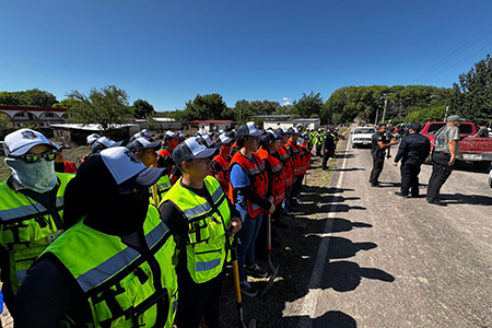 Más de 200 elementos de la SSPE apoyan a familias afectadas por el desbordamiento del río en Casas Grandes, con labores de limpieza, acompañamiento y reconocimiento aéreo.