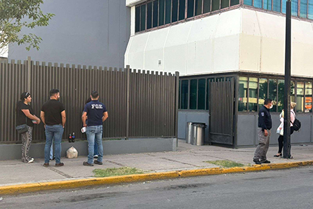 Dos ministeriales resultaron intoxicados presuntamente con fentanilo en Chihuahua. La Fiscalía evacuó parcialmente sus instalaciones mientras investiga el origen de la sustancia.