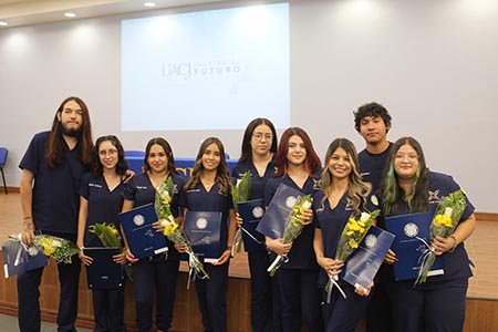 Estudiantes de Trabajo Social participaron en la Ceremonia de Toma de Protesta que marca el inicio de sus prácticas profesionales en instituciones sociales de Chihuahua.