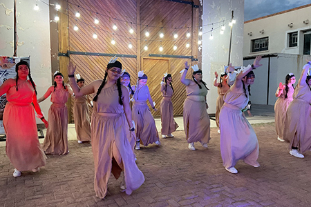La UACJ Campus Nuevo Casas Grandes presentó danza y teatro en el Festival de las Culturas, combinando talento e historia en un espectáculo lleno de tradición.