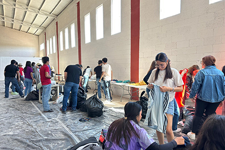La Universidad Tecnológica de Paquimé movilizó a más de 150 personas entre estudiantes, docentes y administrativos para apoyar a las familias de Colonia Juárez, Casas Grandes, afectadas por el desbordamiento del río Piedras Verdes con brigadas de limpieza, donativos y apoyo comunitario.