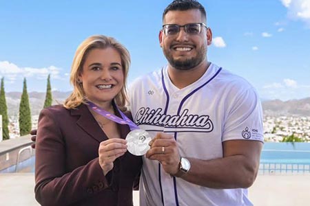 La gobernadora Maru Campos felicitó a Uziel Muñoz por ganar plata en impulso de bala en el Mundial de Atletismo 2025 en Tokio.