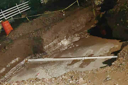 Un socavón en colonia Defensa Popular genera preocupación entre vecinos, quienes reportan que el terreno se sigue desmoronando tras las recientes lluvias.