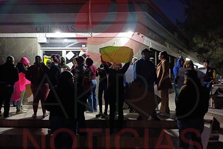 Ex trabajadores de Yazaki tomaron el comisariado ejidal en Benito Juárez, Chihuahua, tras el cierre de la planta que atribuyen a un cobro excesivo por parte de las autoridades ejidales.