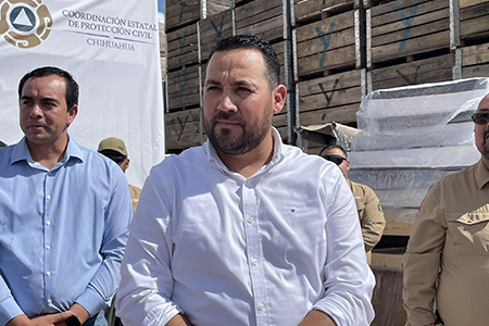 El alcalde de Casas Grandes, Roberto Lucero, encabezó la entrega de apoyos en Colonia Juárez, tras las inundaciones recientes. Las familias recibieron láminas, muebles, electrodomésticos y materiales para reconstruir sus viviendas.